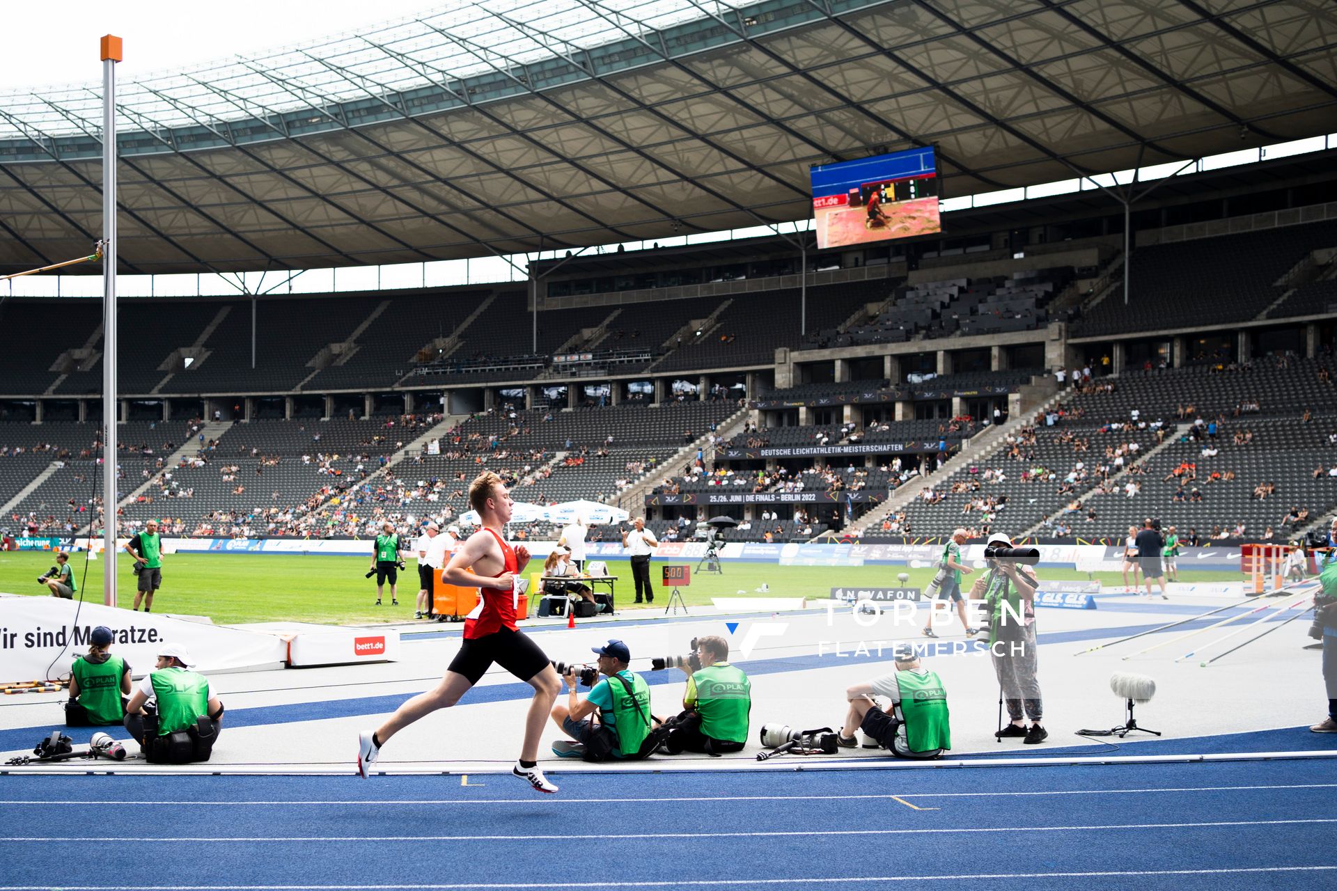 Thorben Finke (SV Sigiltra Soegel) ueber 200m waehrend der deutschen Leichtathletik-Meisterschaften im Olympiastadion am 26.06.2022 in Berlin